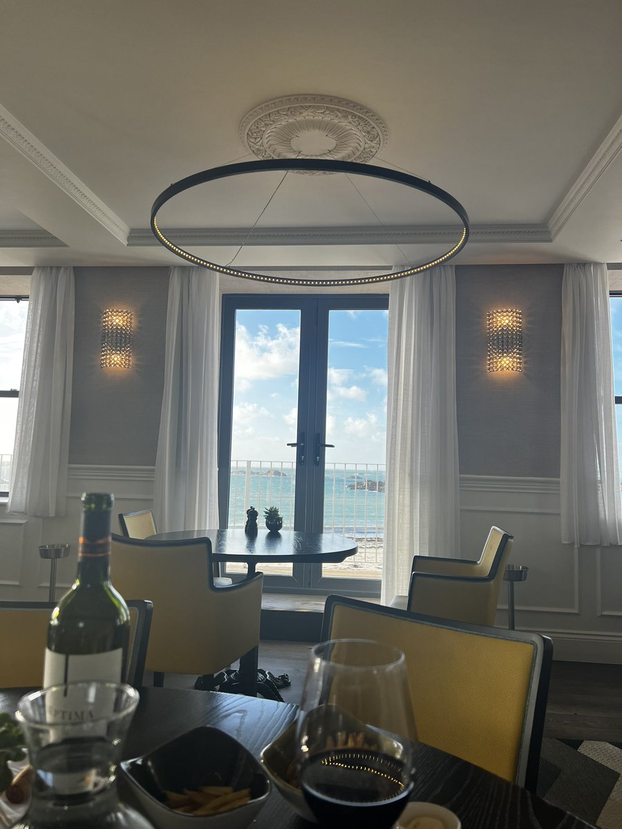 MollyClonk's tweet photo. Me and Mr W both have big birthdays this year, he is so much older than me, and our good friends took us out for a mid week lunch. Sometimes it’s good to be semi retired.
Lunch with a view
#lunchwithaview 
#thatislandfeeling 
#islandsofguernsey 
#guernseylife 
#cobobay https://t.co/xn08wzsg4Y