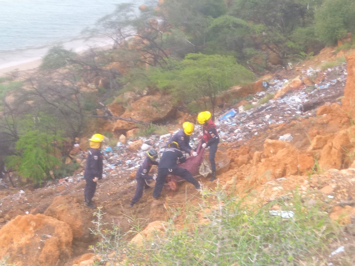 nuevodiaenlinea's tweet photo. #NuevoDíaFalcón | ✅ Como Gregorio Rodriguez de 57 años, quedó identificado el pescador que perdió la vida este #09Nov cuando quedó #Tapiado después de que el cerro ubicado en el sector Industrial Punto Fijo cediera. #Suceso
Más información: https://t.co/ex2l31cXzV https://t.co/RlqMwj50vd