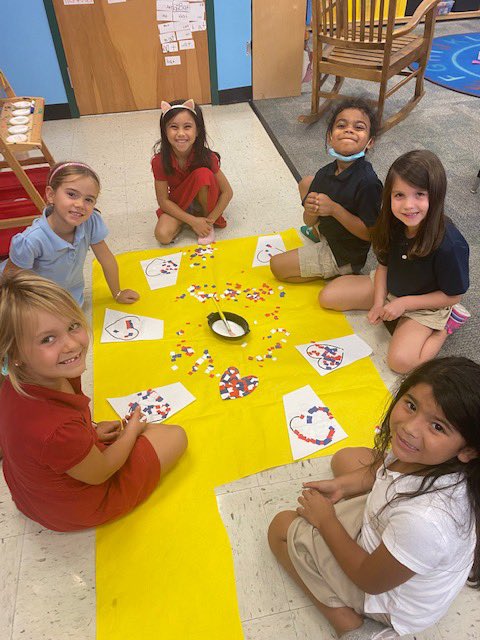 Mrs. Drake’s amazing kindergarten class worked on a special Veteran’s Day project today! 🇺🇸 <a href="/LeeSchools/">School District of Lee County</a> #raymatweets