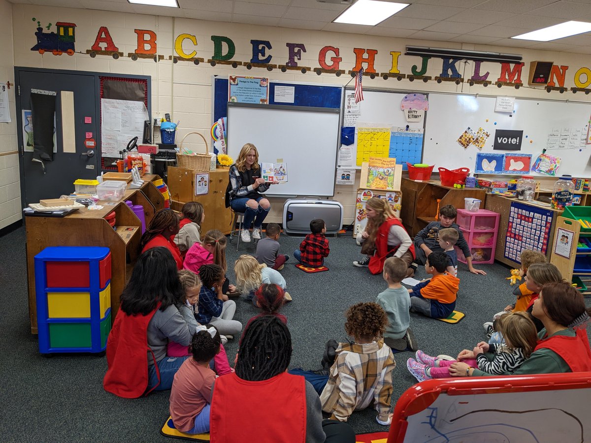 Site visit today with three of our <a href="/Staffordschools/">Stafford Schools</a> interns at Kiddy Hawk Preschool <a href="/brooke_point/">Brooke Point High School</a>.  Proud of our future teachers! <a href="/scpswbl/">SCPS Work-Based Learning</a> #staffordschoolswbl