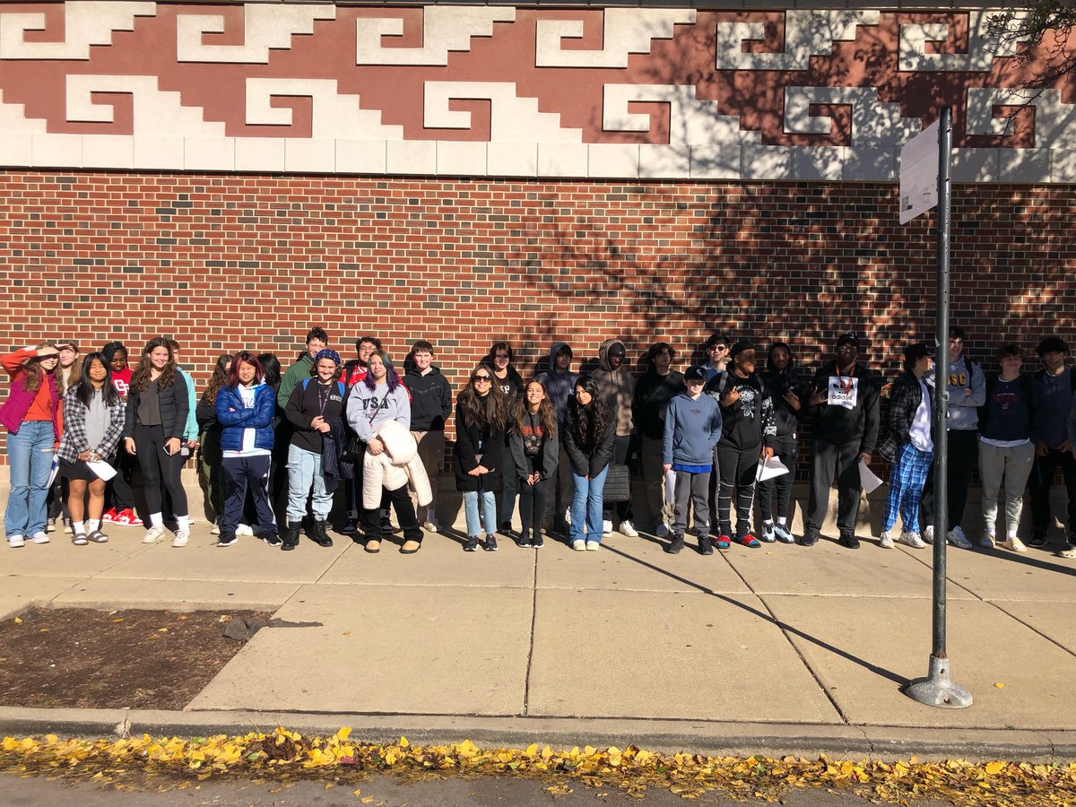 oprfhshuskies's tweet photo. This week, Spanish 2 students went on their annual field trip to the @ExploreNMMA to see the Día de Muertos exhibit!
They also took a mural tour in Chicago's Pilsen neighborhood and enjoyed traditional Mexican food and desserts. #oprfhs https://t.co/iav2pdWurB