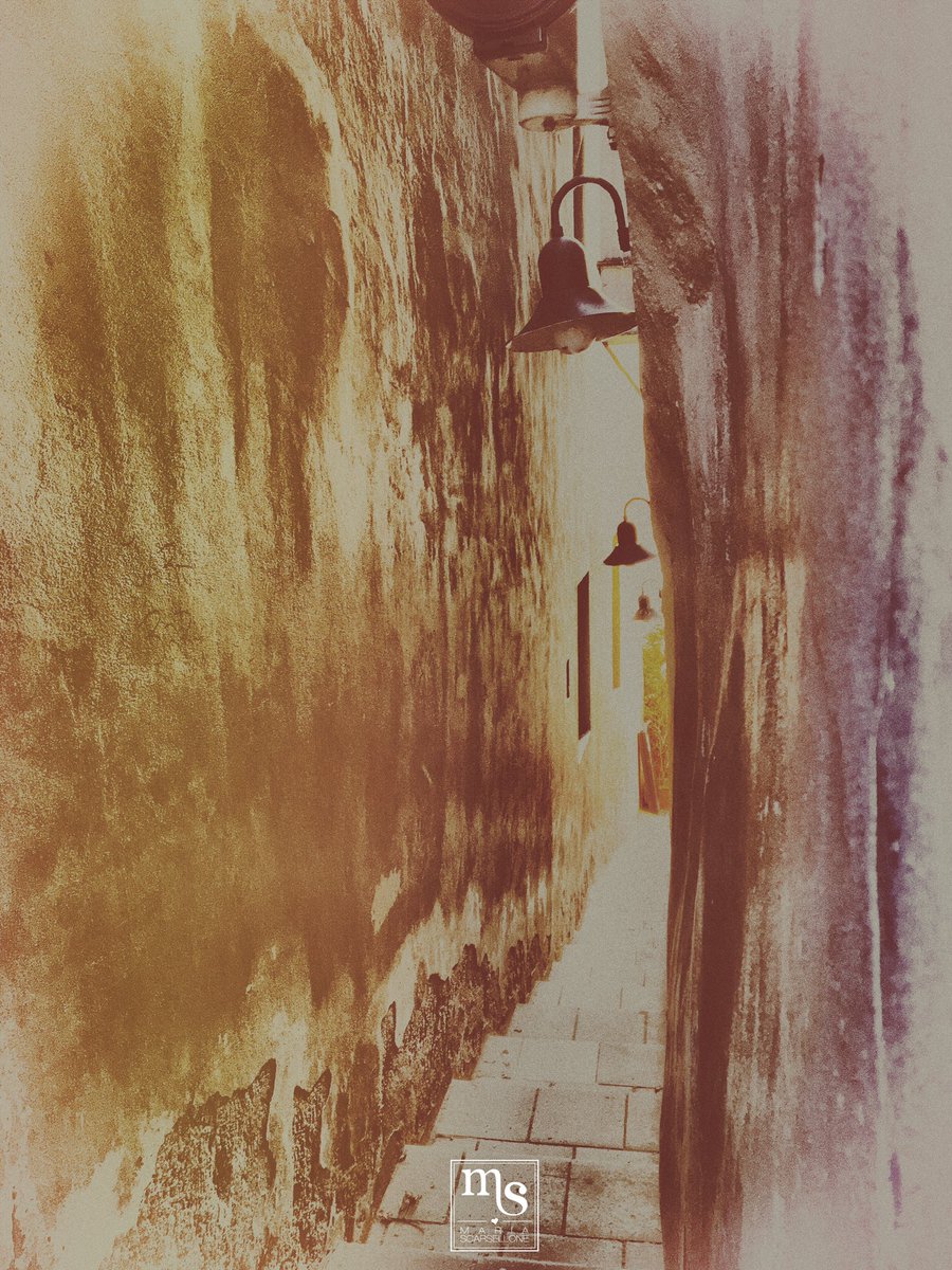 BastaLaParola's tweet photo. Praga.. The narrowest street in the world.. #praga #PragatiKaHighway https://t.co/BHfyh4AaeR