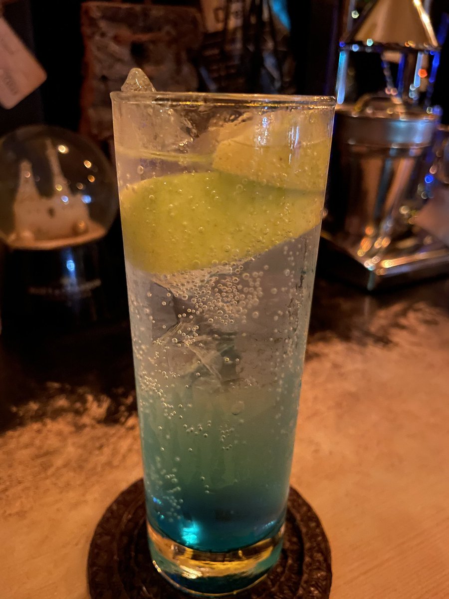 akinacl's tweet photo. 今日もお疲れ様でした🍋
Barのレモンサワー
#DrexeL
#春吉 https://t.co/cmH0qykx6L