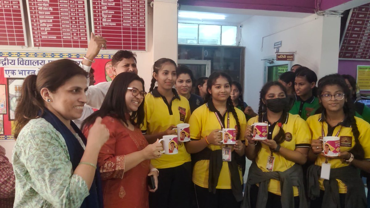 CeodelhiOffice's tweet photo. Chunav Pathshala Session in Kendriya vidyalaya, Pushp vihar,Delhi by Dr. Monica Priyadarshini, DEO(South-Delhi)  . Draft roll provided to Principal and SVEEP Mugs given to students.
#SSR2023 #chunavpathshala #chalovoterbanehum #novotertobeleftbehind 
@ceodelhioffice @ecisveep https://t.co/JdagWP00P1