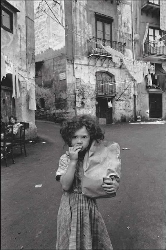 #LetiziaBattaglia pic📸
La bambina con il pane.
Buonanotte a tutti😍