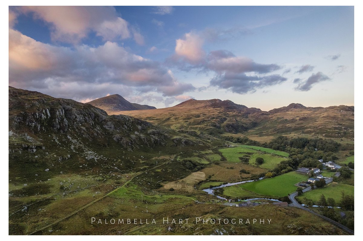 Following on from yesterday's drone photo upload this was captured on the same evening at sunset but looking in the opposite direction towards Capel Curig
#dronephotography #drone #capelcurig #sunset #Northwales #snowdonia #ThePhotoHour #StormHour #photooftheday