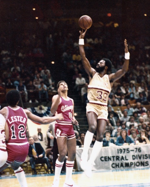 MrCleveland_216's tweet photo. November 8, 1981: Me & Bobby W π
Recent #LetEmKnow free-agent addition Bobby Wilkerson beats his old team, scoring GW layup in 102-101 W vs. #BullsNation
Bobby: 2 yrs in CLE, NCAAπ(IU β76) + this SWEET pic from β75!
#BobbyW https://t.co/KpJCpthxTO
