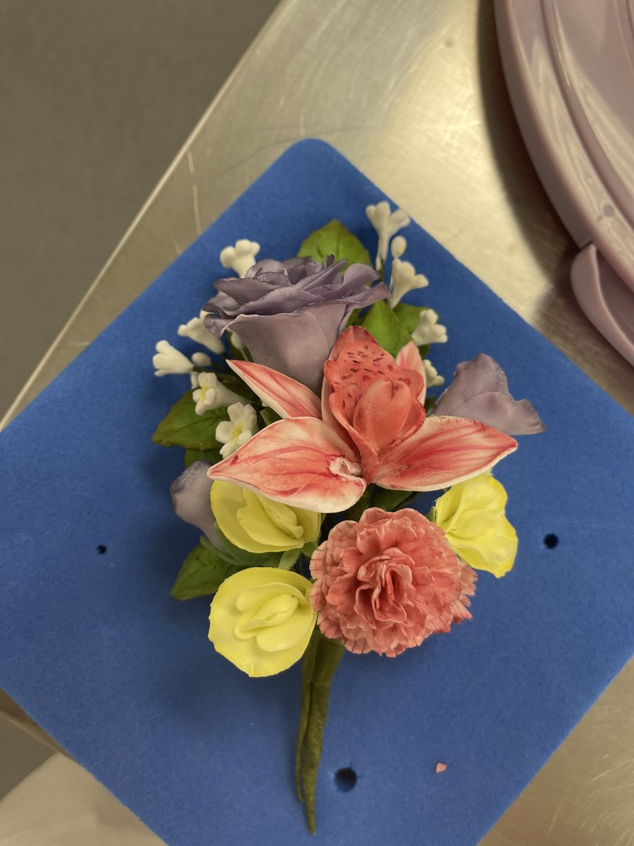 lmf84's tweet photo. Have loved learning how to make this flower spray during my first 12 week block of Sugar Paste @CofGCollege where I am studying NQ Level 6 Bakery.
Cannot wait to practice and evolve the techniques I’ve learned to recreate and also try new flowers/arrangements https://t.co/uvthugn1I5