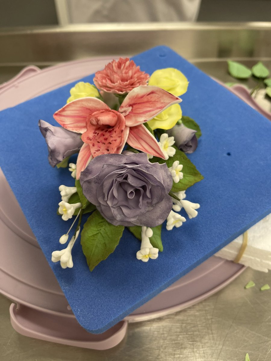 lmf84's tweet photo. Have loved learning how to make this flower spray during my first 12 week block of Sugar Paste @CofGCollege where I am studying NQ Level 6 Bakery.
Cannot wait to practice and evolve the techniques I’ve learned to recreate and also try new flowers/arrangements https://t.co/uvthugn1I5