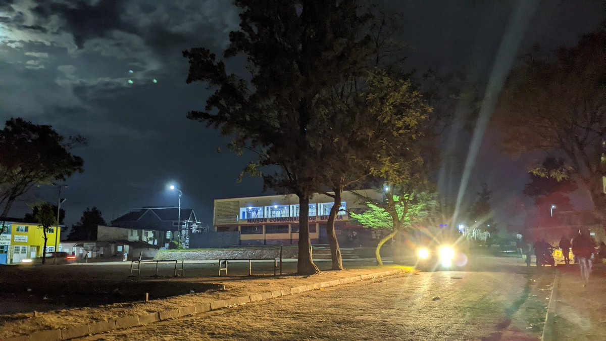 Nick_KingYNK's tweet photo. 🇨🇩#RDC 📌#Sud_Kivu
✨#Bukavu 🌃 #Bagira
📅09.11.2022
⌚2 0 : 4 0
La Mairie Virtuelle iko : "Mu Zone" Bagdad
Toujours stable cette commune.
La lune est timide par ici.
Dédicace :
@MadingMimie
@tisyamukuna
@TheoKASI @benjimk
#LetsGuides #RestartTourism
#VisitCongo #VisitKivu https://t.co/oR8AvGAcOQ