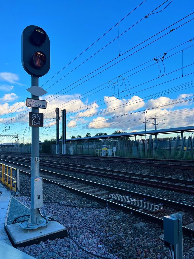 ColasRailUK's tweet photo. π¦ Signalling Switchover!
π·π·ββοΈ The SRSAβs #TeamOOC recently relocated the SN164 Signal and associated equipment to another location on site ahead of future track alignment works in itβs original location ahead of the @HS2ltd works
π Great work team!
#ColasRailShares https://t.co/aPnOlmCpqC