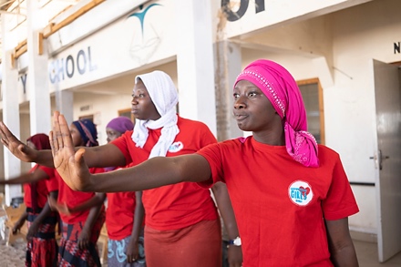 Empowering Girls Gambia geven leeftijdsgenoten weerbaarheids trainingen, starten het gesprek over seksuele gezondheid en maken in het naaiatelier maandverband zodat vrouwen zich tijdens de menstruatie op een hygiënische kunnen verzorgen.  #charity #donatie #gratisdoneren #shoppen