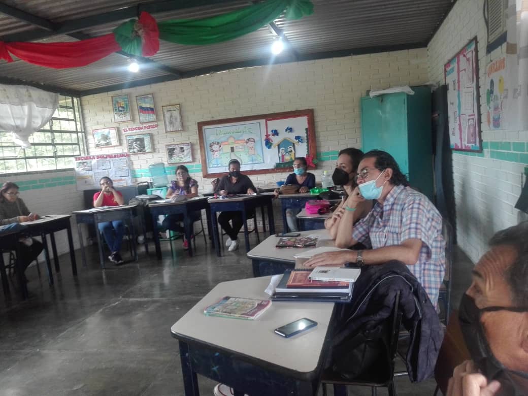 ue_033's tweet photo. Círculo de formación docente y Reflexión sobre los X Vértices y PEIC 2021-2022. @MPPEDUCACION @_LaAvanzadora @ZonaEducTachira @Berzabethg1 @Div_Ini_Pri_Esp @Crazet2011 @2018Cra @educacion_junin https://t.co/Xu4t9Ivw4L