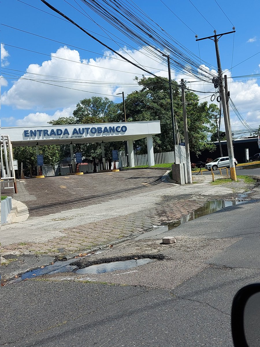 carmenelenabdr's tweet photo. @ANDASV #reportedefuga la fuga lleva varias semanas, está en la entrada del autobanco del Banco Cuscatlán de la Rotonda final 79 av. Sur, está minando la calle https://t.co/2Cef38Rtlu