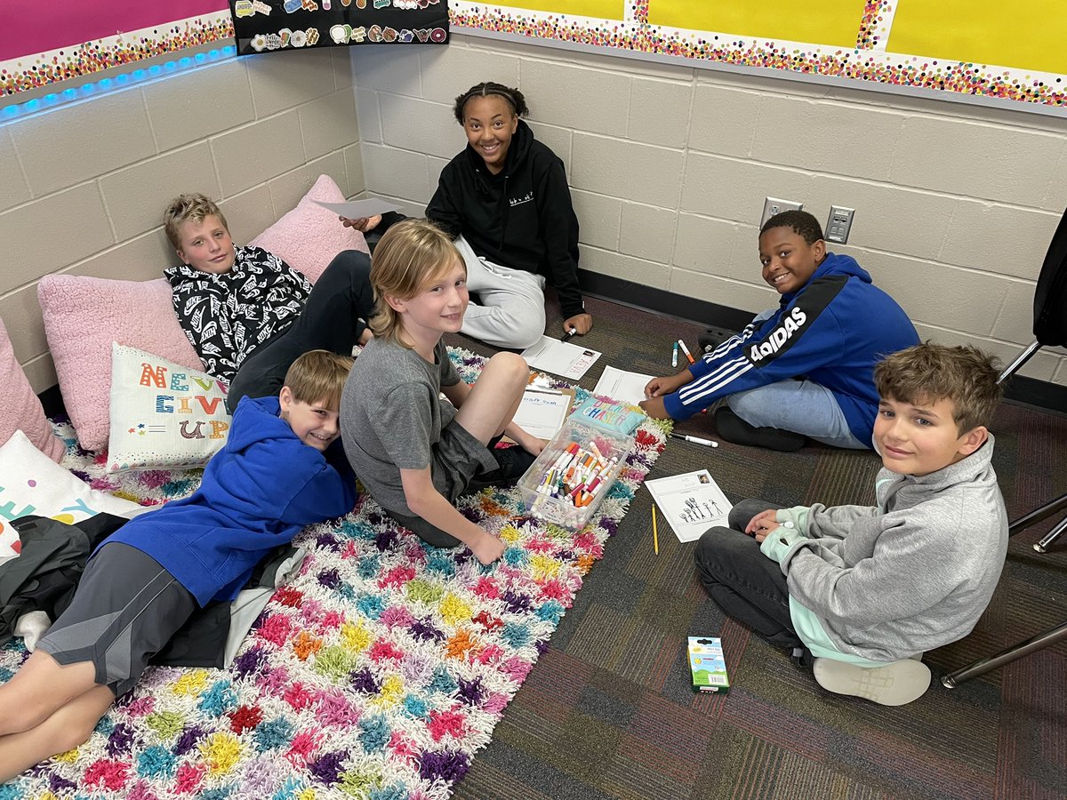MsKoch5K's tweet photo. New Gratitude Wall! We’ve been talking a lot about what it looks and sounds like to be grateful, kind, and positive human beings! Love to see their hard work up on our walls! 😍 https://t.co/cyoSGCXgKP