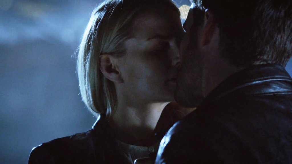 EnchantedSwans's tweet photo. ✨ CS Collection

CS kisses | 6x05
💙💙💙

#captainswan #emmaswan #killianjones #jennifermorrison #colinodonoghue #onceuponatime #ouats6 #cscollection #cskiss #captainswankiss #captainswankisses https://t.co/sqFRuby7dK