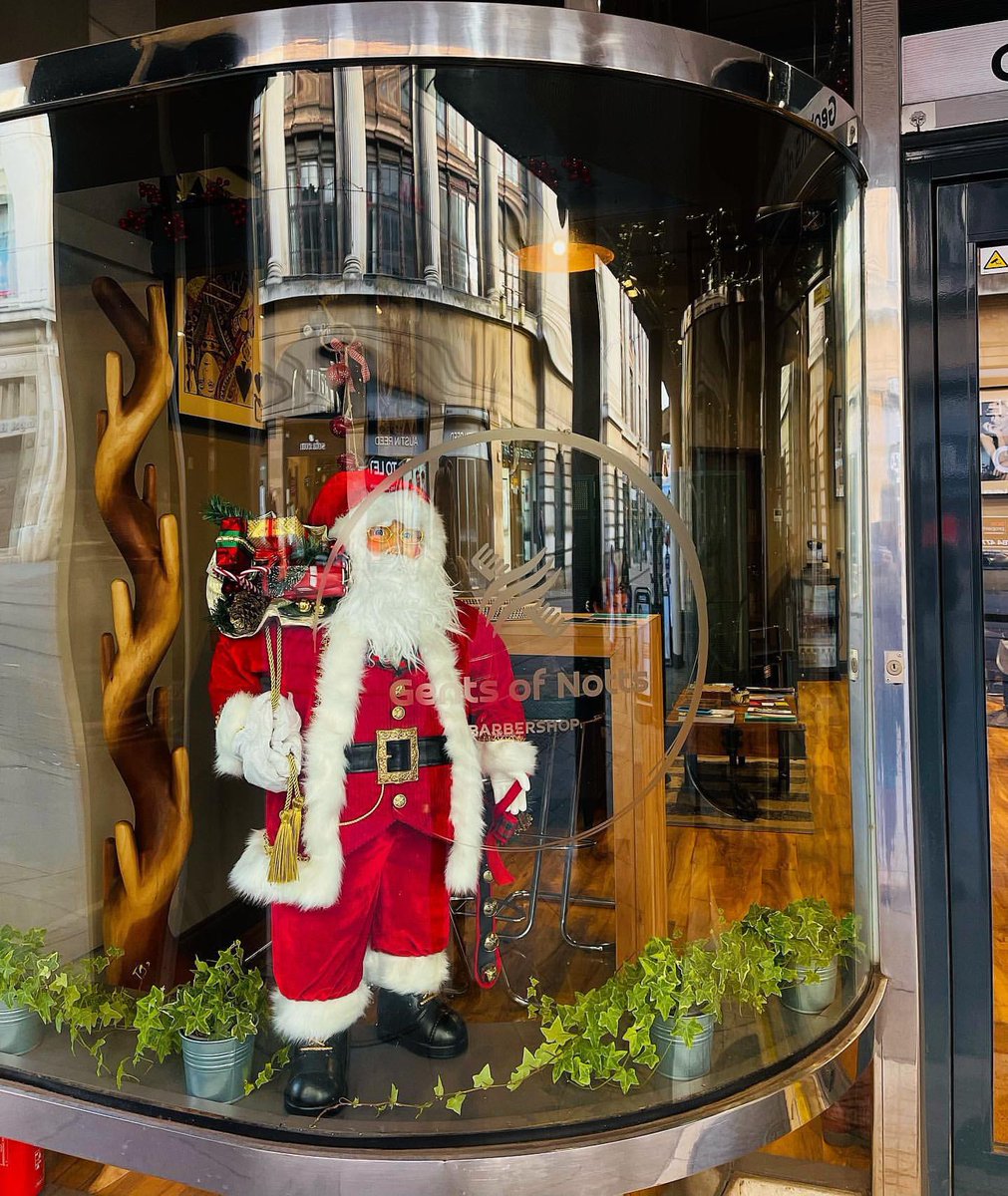 FlyingHorseWalk's tweet photo. https://t.co/lvnizwvDoK Tell me Christmas are coming without telling me “Christmas are Coming”!!! 
@gentsofnotts #gentstyle #gentsfashion #gentslounge #barbershop #christmas 
🎄🎅🏽 https://t.co/pJxaFxWU27
