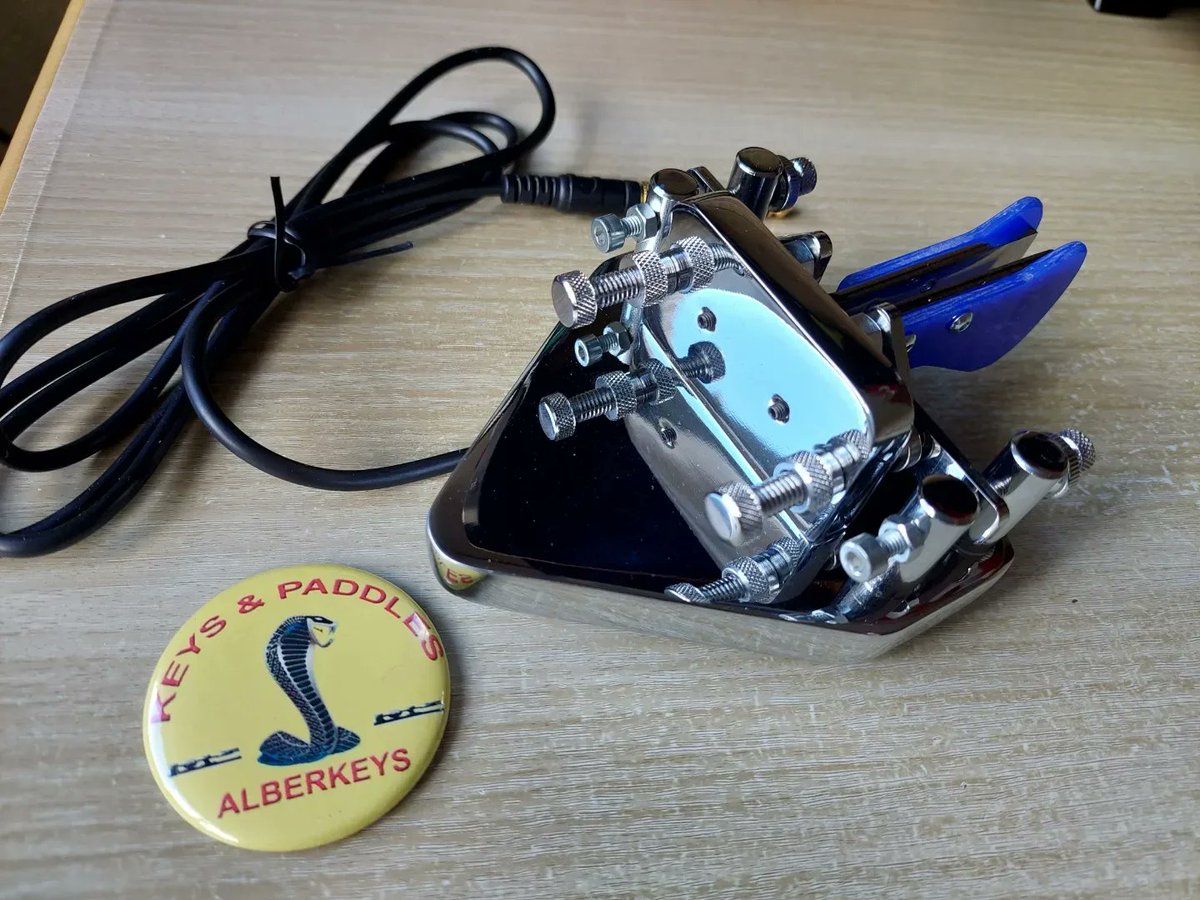 New key 
Alberkeys Trian !!
#alberkeys #trian #gold  #portable #manipulador  #vibroplex 
#radioafición #radioaficionados #morsecode #morse #icom #icom7610 #kenwood #yaesu #iambico #llavestelegraficas #cw #telegrafia #tortugascw #yaesu #kenwood #key 
#telegrafialomejorderadio