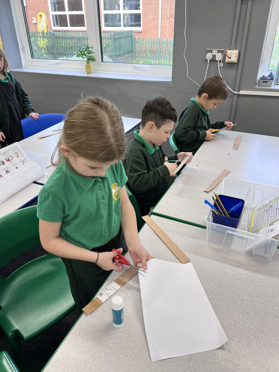 Wye_WPA's tweet photo. This afternoon we made some amazing lever mechanisms! Stay tuned for the finished products … #WatersideDT ✂️ 🎨 🧠 https://t.co/ovlIWS1KaF