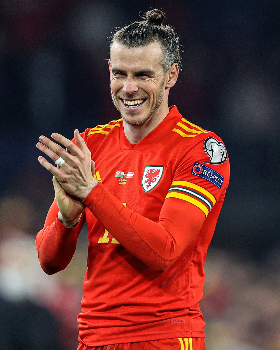 ESPNUK's tweet photo. Gareth Bale will lead Wales out for their first World Cup in 64 years 🏴󠁧󠁢󠁷󠁬󠁳󠁿 https://t.co/6cne5m1EKa