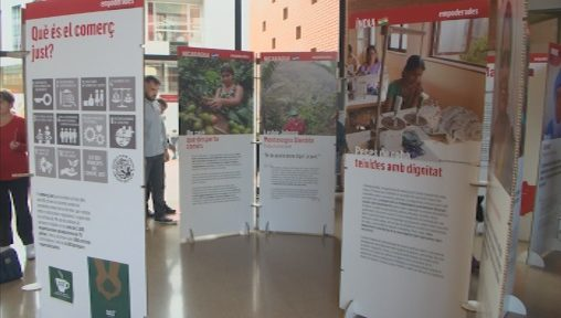 CanalTerrassa's tweet photo. Una mostra sobre dones #empoderades pel #comerçjust s’exposa al Centre Cívic Montserrat Roig. La visitem i en parlem amb @RosaGuinot i @A_Bardolet
▶️https://t.co/KeSYnWrPbt #Terrassa https://t.co/yXYQ4gYIlz