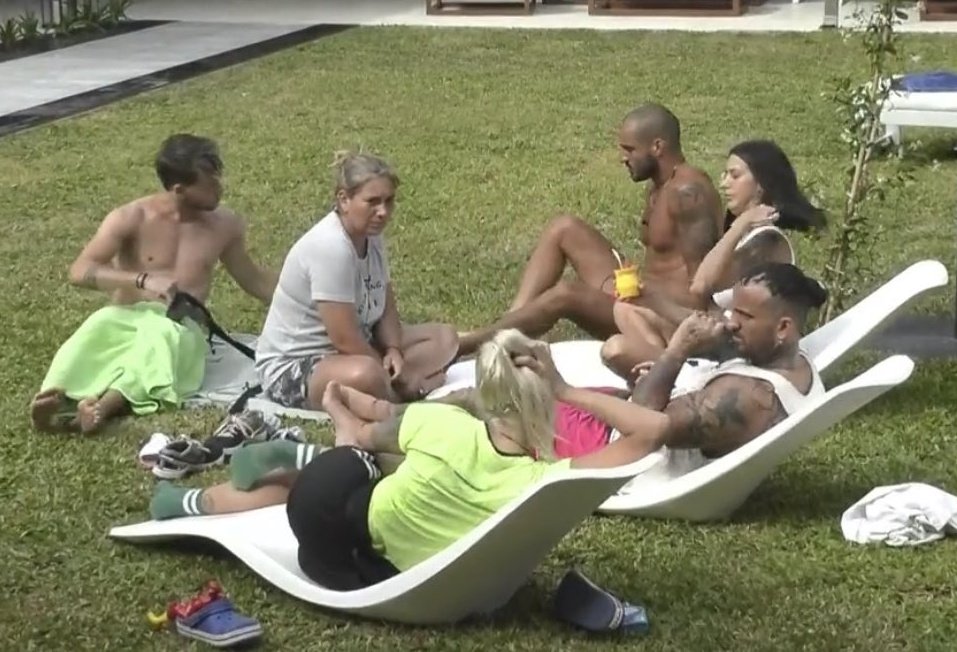 desquiced's tweet photo. justo en esta foto tenemos a todos los q se van a ir yendo domingo tras domingo #gh22 #gh2022 https://t.co/vz3F9Tkv7E