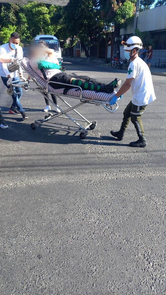 SoyapangoVerde's tweet photo. Cruz Verde Soyapango/// está mañana fue alertada a través del sistema de video vigilancia guardián sobre motociclista accidentado sobre la calle Roosevelt y 12 av. Sur, resultando una persona masculina con múltiples traumas y trasladado a un centro asistencial. https://t.co/L33onN46tA