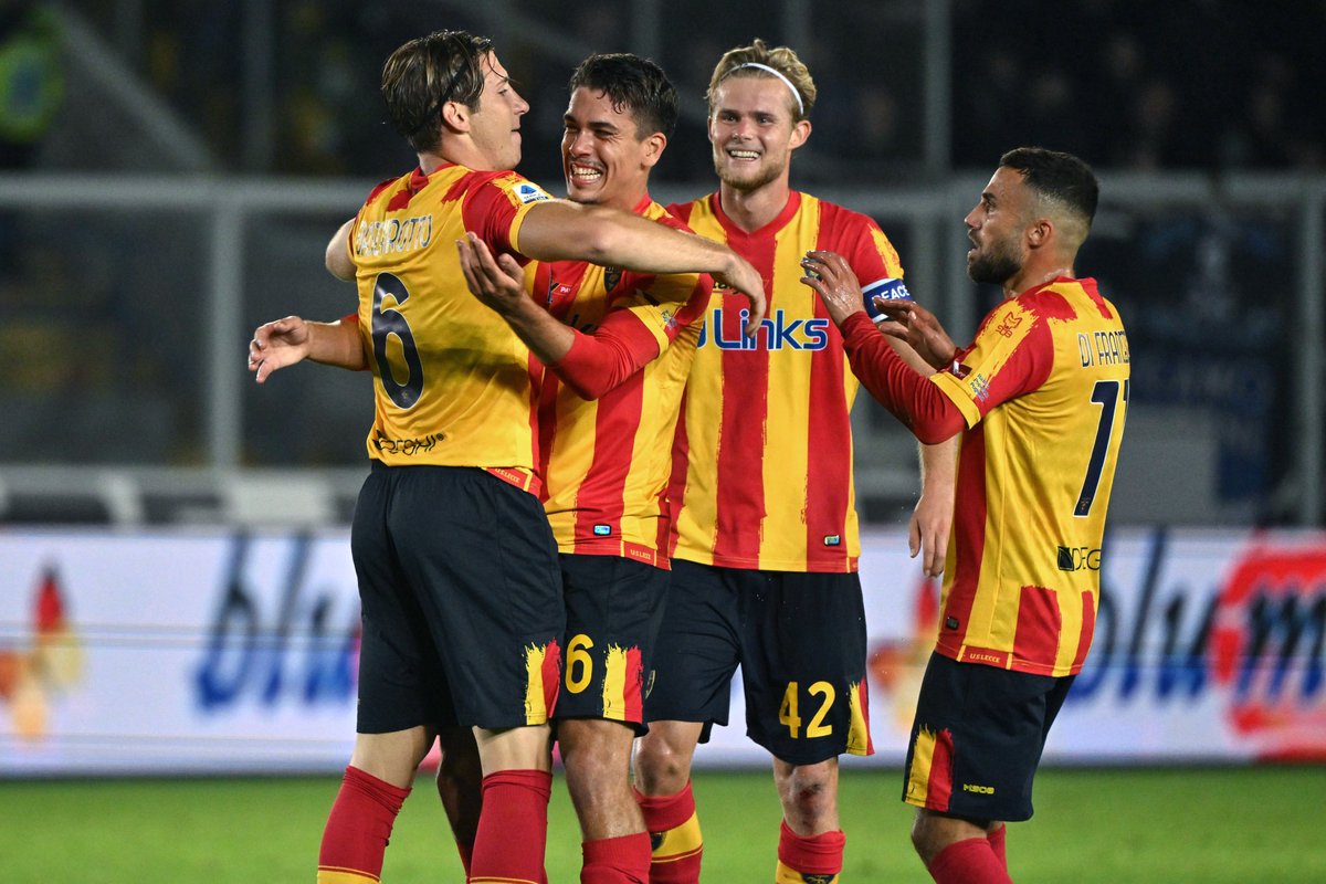 cplussportafr's tweet photo. #SerieA 🇮🇹 - Lecce crée la surprise !

👉 Sans victoire à domicile depuis le début de la saison, le promu débloque le compteur face à l'Atalanta Bergame et s'impose (2-1).

📉 Les Bergamasques enchaînent une troisième défaite en 4⃣ matches. 

#LECATA https://t.co/74hgrRDXCG