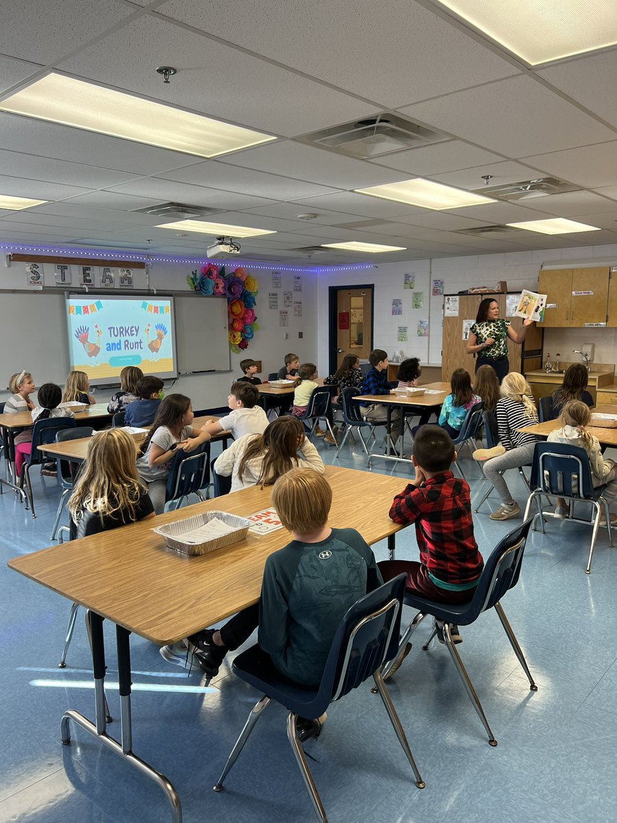 Gr8FallsES's tweet photo. Our STEAM lab is open and in full effect as our 3rd graders learn to camouflage their turkeys to protect them from the Thanksgiving oven 😳🫢🦃⛄️ #OurFCPS #FCPSRegion1 https://t.co/D6YkE9E7yb