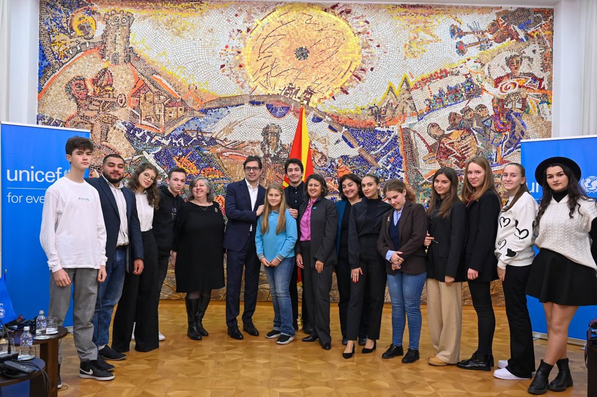UNICEFMK's tweet photo. H.E President @SPendarovski and @AfshanKhan_, Regional Director for @UNICEF_ECA met with inspiring young people today to discuss matters that are important to them – #youth participation, #climateaction, #mentalhealth and quality #education. https://t.co/iWvWMvr1jG