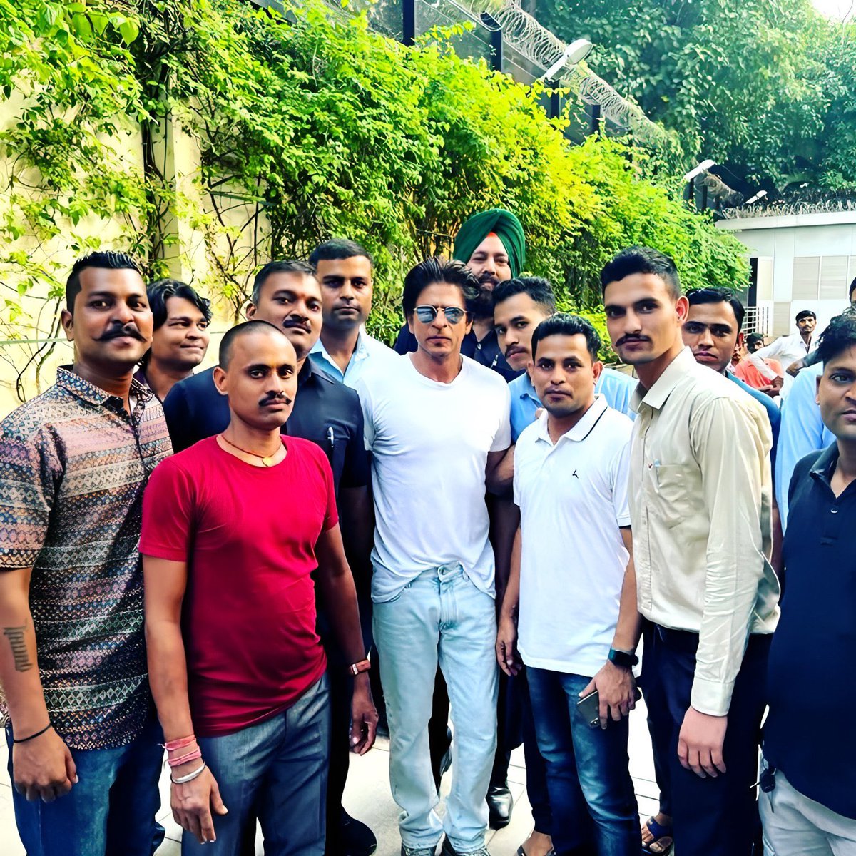 Baadshah 👑
#ShahRukhKhan with the staff at Mannat on #SRKDay 🌟

#Pathaan #HappyBirthdaySRK #PathaanTeaser