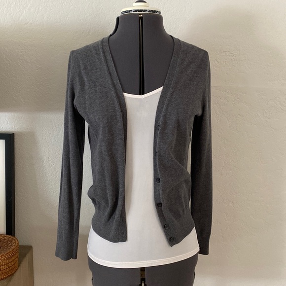 AireDeb's tweet photo. So good I had to share! Check out all the items I'm loving on @Poshmarkapp #poshmark #fashion #style #shopmycloset #uniqlo #lclaurenconrad #shesky: https://t.co/0429etzMlL https://t.co/bLh5nvk2QM