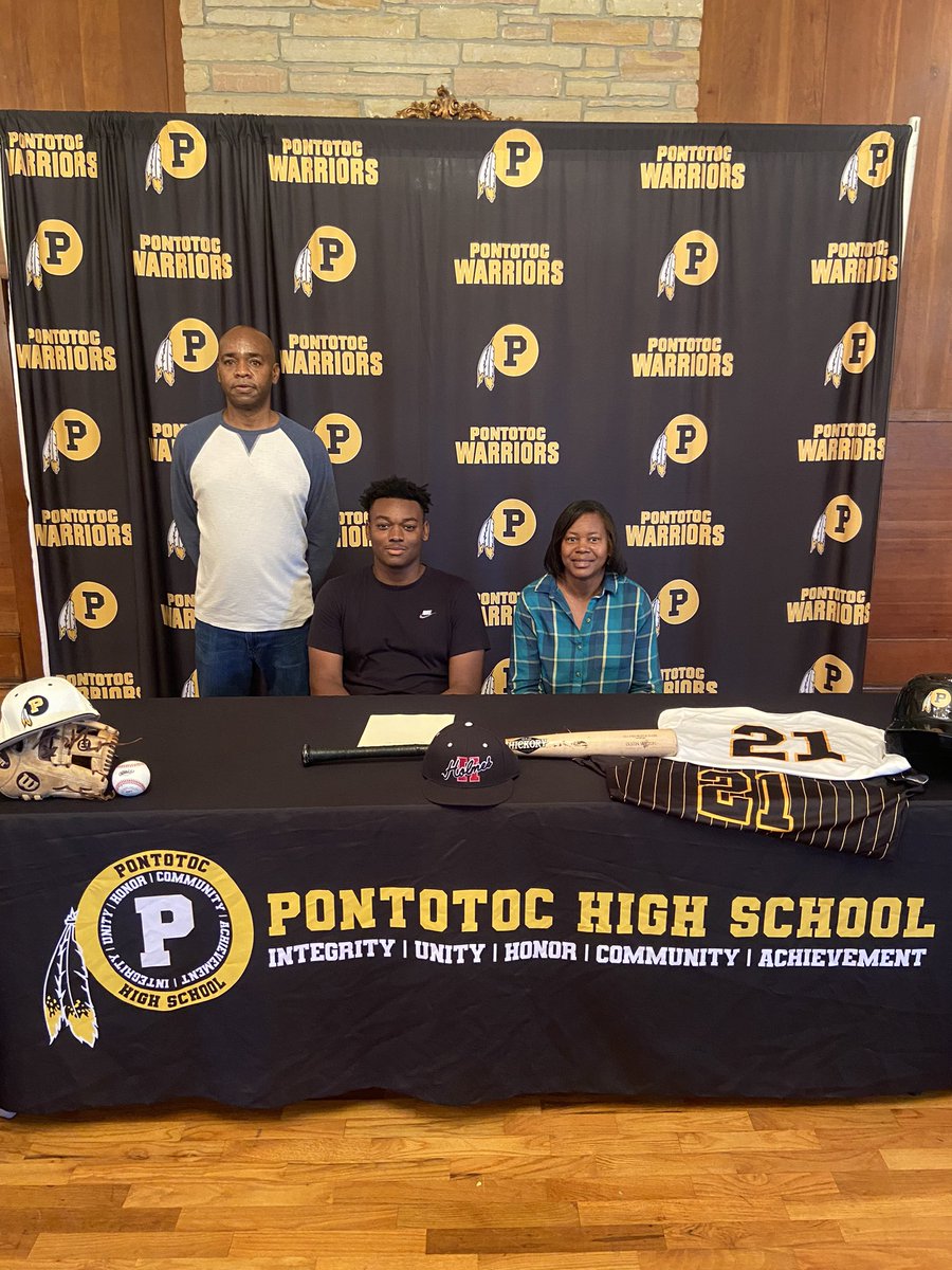 Congratulations to Jabari Farr signing with Holmes Community College and Garrett Pound signing with Jones College today. The Warriors are expecting big things out of these 2 in the spring.