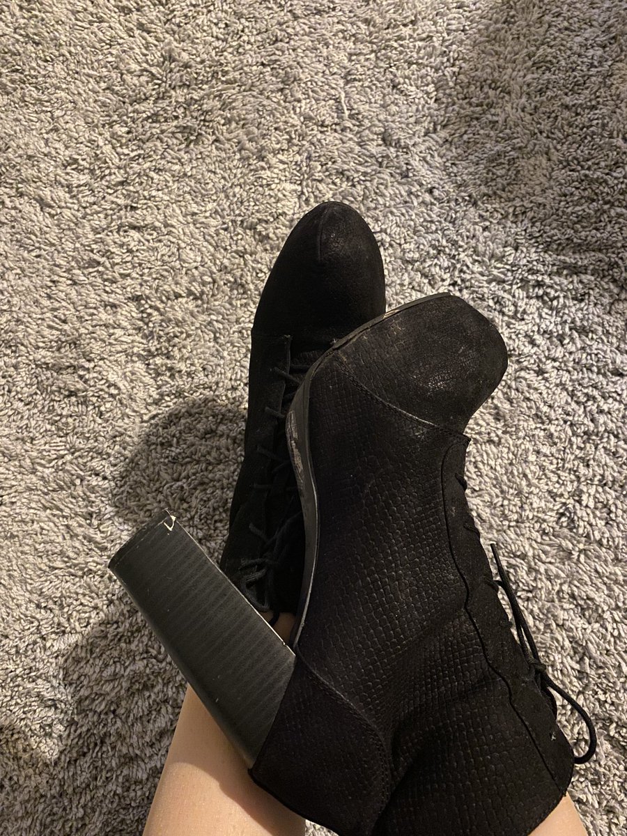 _LadyAnnabella's tweet photo. Du weißt, was du zu tun hast… 👅🐷
Mach dein Maul weit auf, denn dafür existierst du unter meinen Füßen 🦶🏼 Mit sauberen Schuhen will ich auf dir stolzieren, meinem roten Teppich, der mir zusteht 👑
#fetish #fußabtreter #slave #dirtyshoes #trampling #feetlover #lickit #feetjob https://t.co/GlrWVNnir2