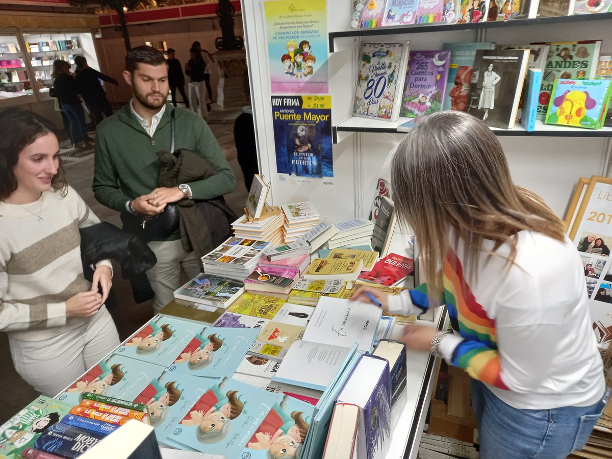 EditorialGunis's tweet photo. Qué subidón tenemos desde el sábado  @soniamartos_ y la familia de Gunis. 

Nos hemos quedado con ganas de más @FLSevilla 🥳📚

¡Gracias a los aficionados a los #librosinfantiles que ya disfrutáis de 'En sus canas' desde casa! https://t.co/bAw0s3iZkG