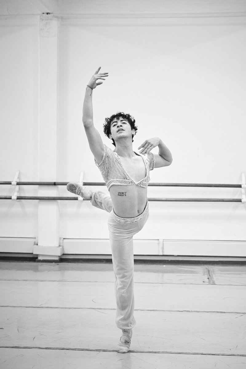 😉 Disfruta de pas de deux como: Las llamas de París, Romeo y Julieta, Don Quijote, El corsario, entre otras piezas más. 🤩

#ParaleloCND, primera Temporada C-NeoLab, Laboratorio clásico y neoclásico, organizado y ejecutado por las bailarinas y los bailarines de la #CNDanzaMx.