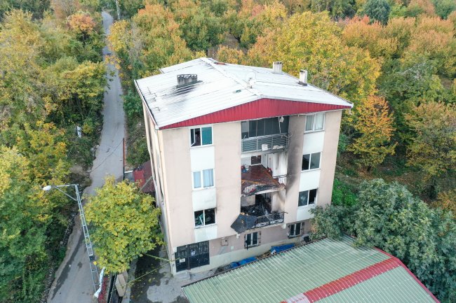 Bursa'da Suriyeli ailenin kaldığı bir binada yangın çıktı. Yangında bir anne, 1-11 yaşlarında 6 çocuğu ve 2 yeğeni hayatını kaybetti.

Bursa Valisi Yakup Canbolat, İtfaiyenin ilk tespitine göre yangının sobadan kaynaklandığını söyledi.

#Bursa