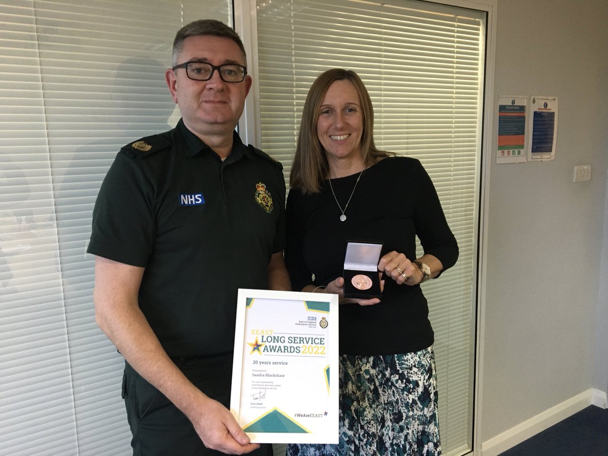 Pleasure to present Sandra her long service award and certificate.⁦@HeyTomAbell⁩ ⁦<a href="/EastEnglandAmb/">EEAST Ambulance Service</a>⁩ ⁦<a href="/MelissaD_85/">Melissa Dowdeswell</a>⁩