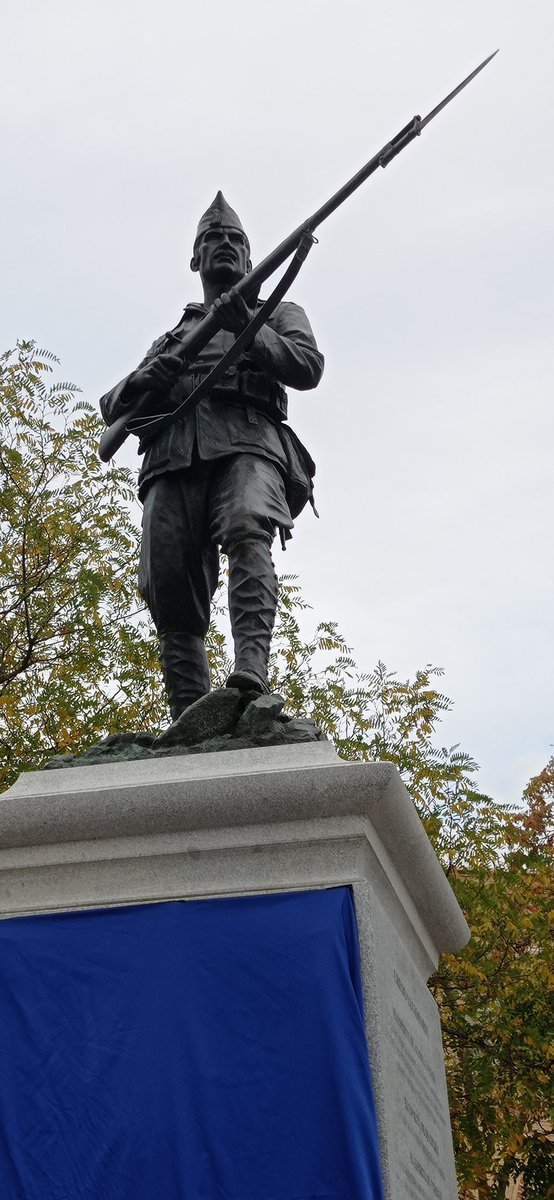 Inauguración del monumento a La Legión en Madrid por el Alcalde, con la presencia de miembros del Consistorio y autoridades militares.

#legionespañola #legionarios #legion  #legiónespañola #terciograncapitan 
#ayuntamientodemadrid #ayuntamientomadrid