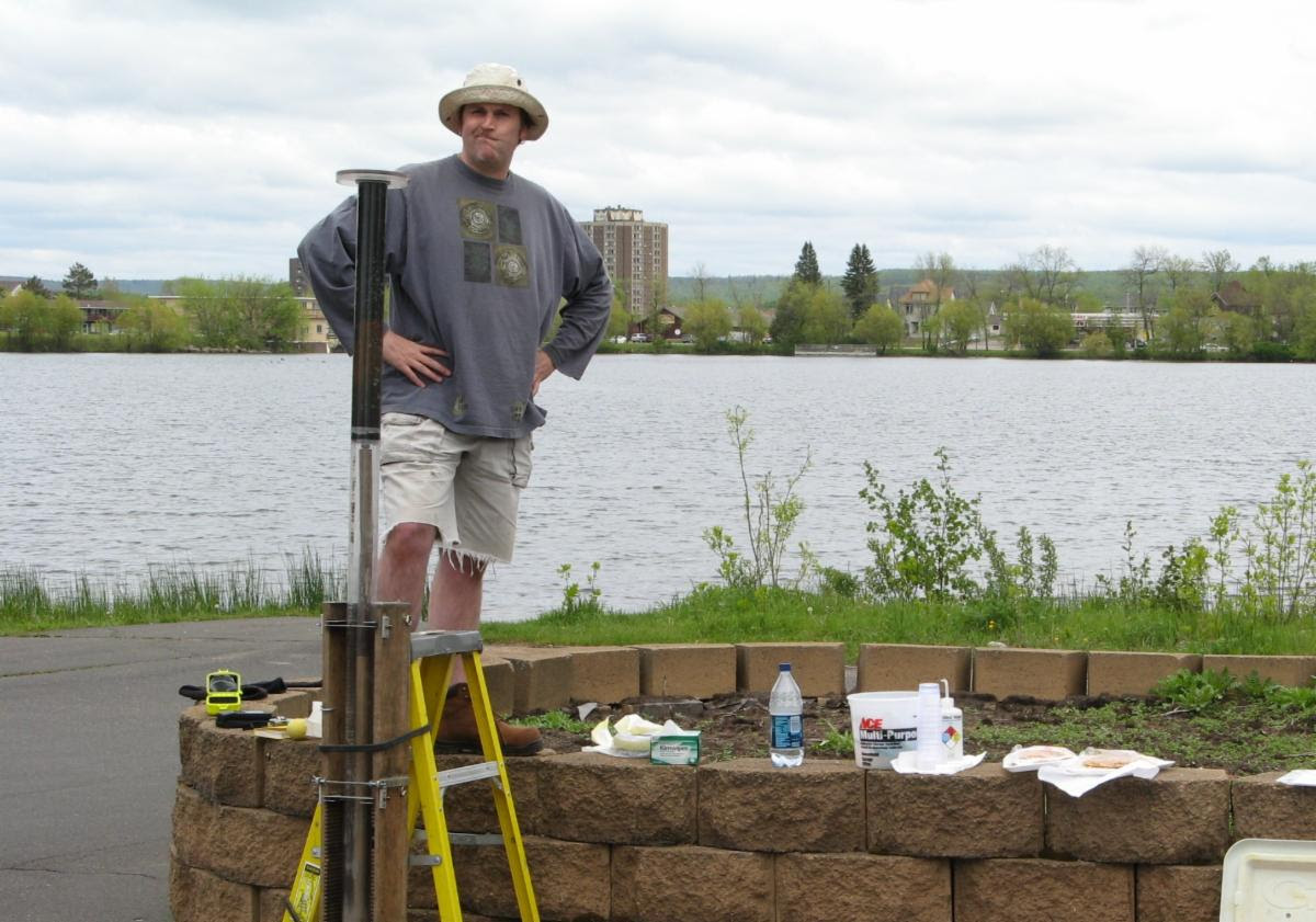 Coring with attitude! nrri.umn.edu/news/paleo-min… 'Time traveling with lake mud' @UMDNRRI1