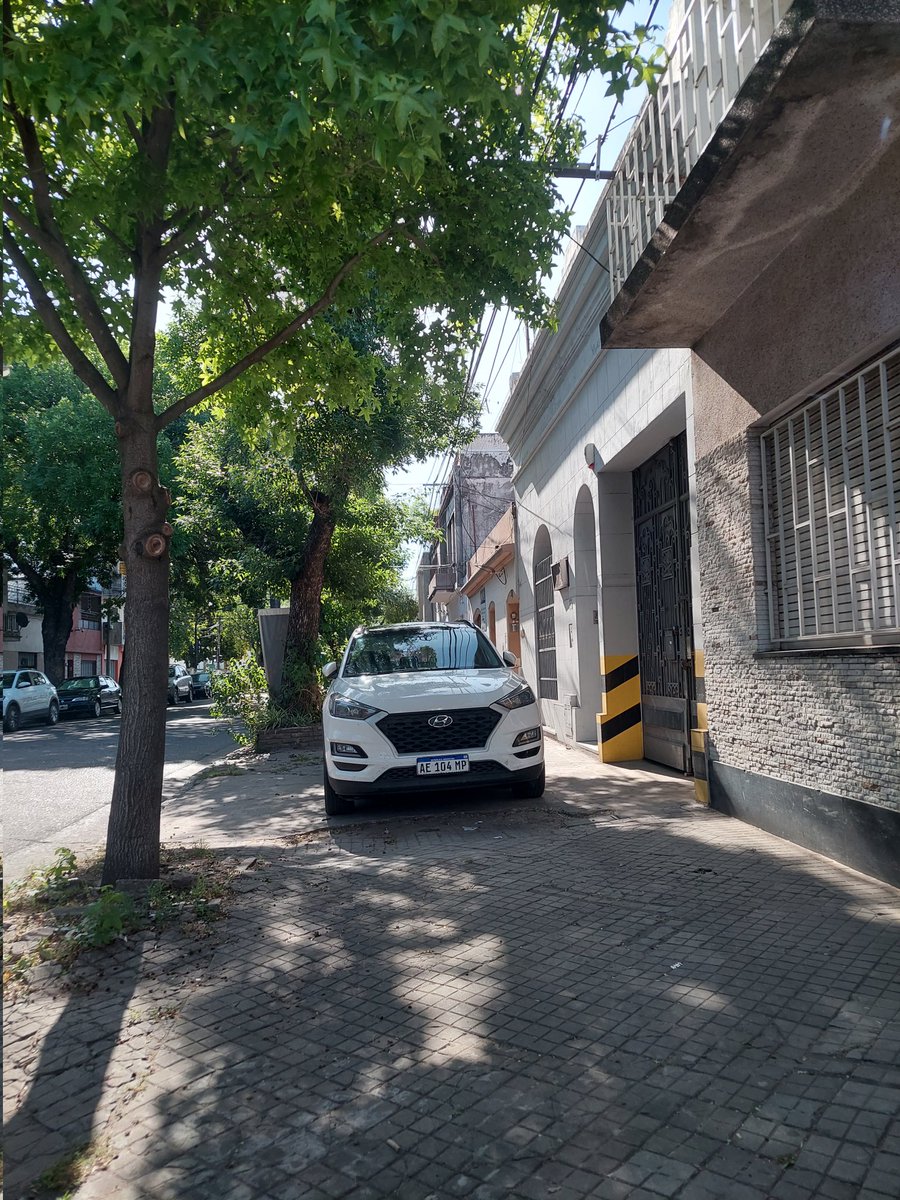 bebu2109's tweet photo. @CaroLabayru @CalleDeRosario este señor cree tener derecho a dejar su auto en la vereda! Virasoro 1700 https://t.co/yDvJJGUefR
