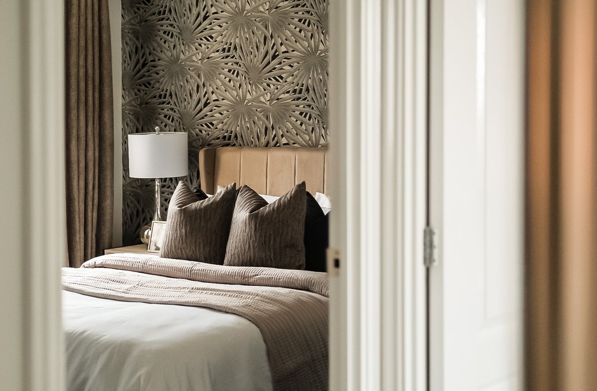 edwardthomasint's tweet image. Oversized layered palm leaves fill this design with a calm and stylish ambience; featuring delicate highlights and multi tonal shades of colour. Wallpaper from  @WALLPAPERDIRECT

#wallpaperwednesday #wallpapers #interiordesign #homedecor #interiors #wallpaperdecor #walldecor