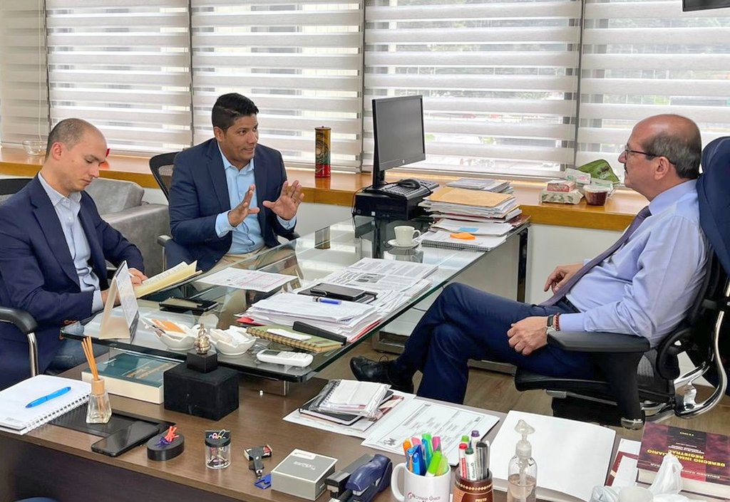 MalamboAlcaldia's tweet photo. En mesa de trabajo con el @Supernotariado Roosvelt Rodríguez y sus asesores, alcalde @rumeniggemonsal confirmó que seguirá llevando titulaciones a #Malambo, además de gestionar más inversiones y mayor presencia del Gobierno @infopresidencia de @petrogustavo en el municipio. https://t.co/oFcz605eRA