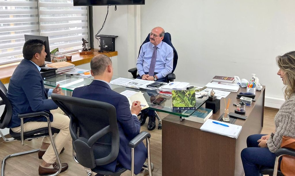 MalamboAlcaldia's tweet photo. En mesa de trabajo con el @Supernotariado Roosvelt Rodríguez y sus asesores, alcalde @rumeniggemonsal confirmó que seguirá llevando titulaciones a #Malambo, además de gestionar más inversiones y mayor presencia del Gobierno @infopresidencia de @petrogustavo en el municipio. https://t.co/oFcz605eRA