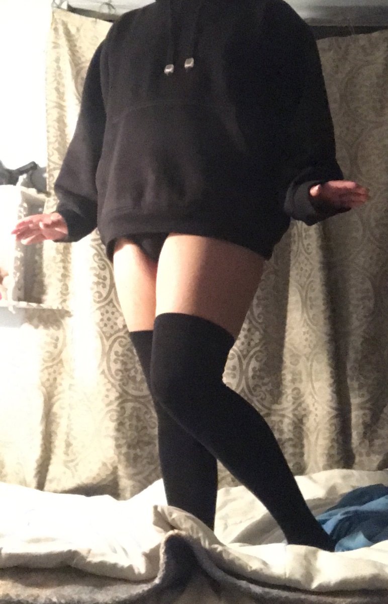 lum276's tweet photo. Ya está está empezando a hacer frío y ya casi es navidad 🥳
Espero y estén teniendo un bonito miércoles 😘
#trapito #Femboy #femtrap #trapboy https://t.co/pOUnZ4suSP