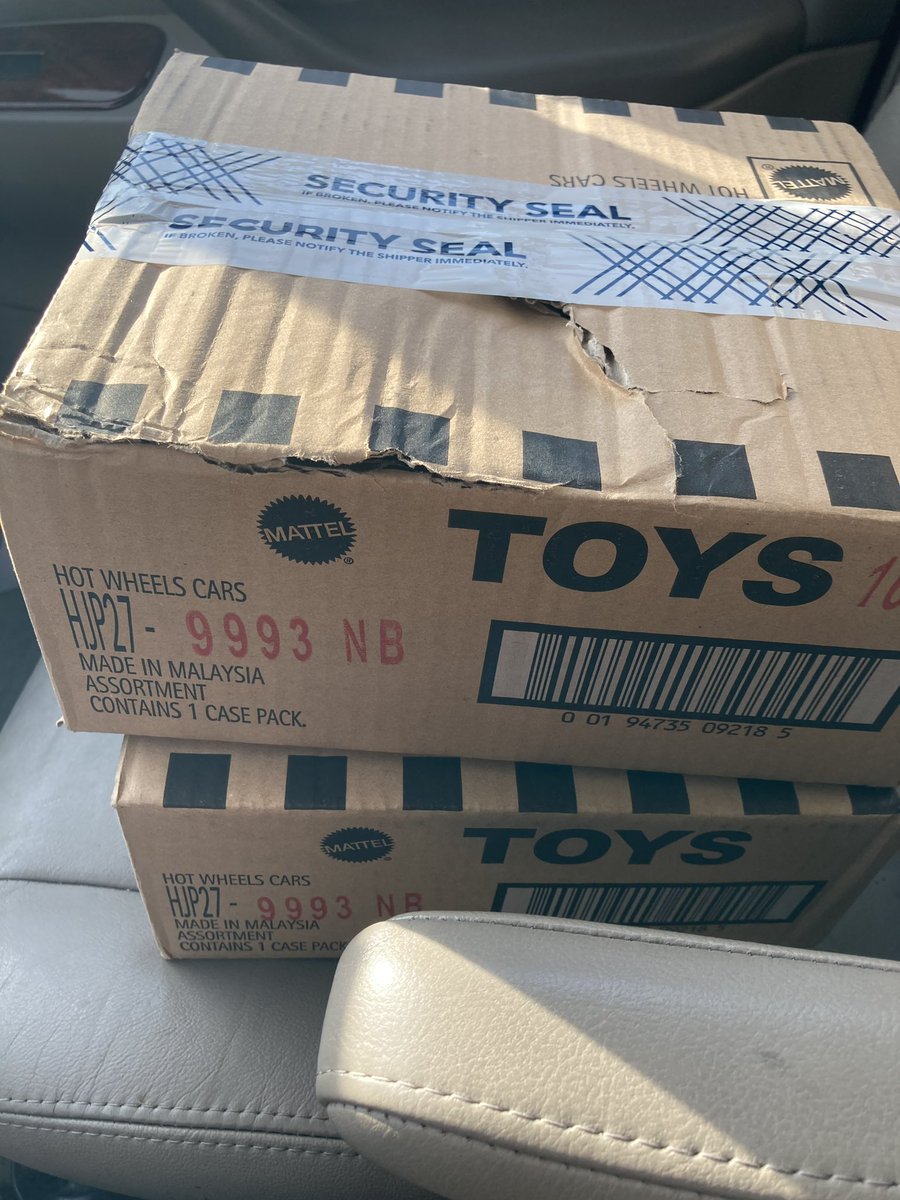tayngu784's tweet photo. @BestBuy I appreciate the hot wheels mail-in promotion you guys are doing but when employees at the store opens up my boxes and going through them that is just not right.   This is an issue a lot of people are seeing so please do better. https://t.co/z2TdYFEm8d