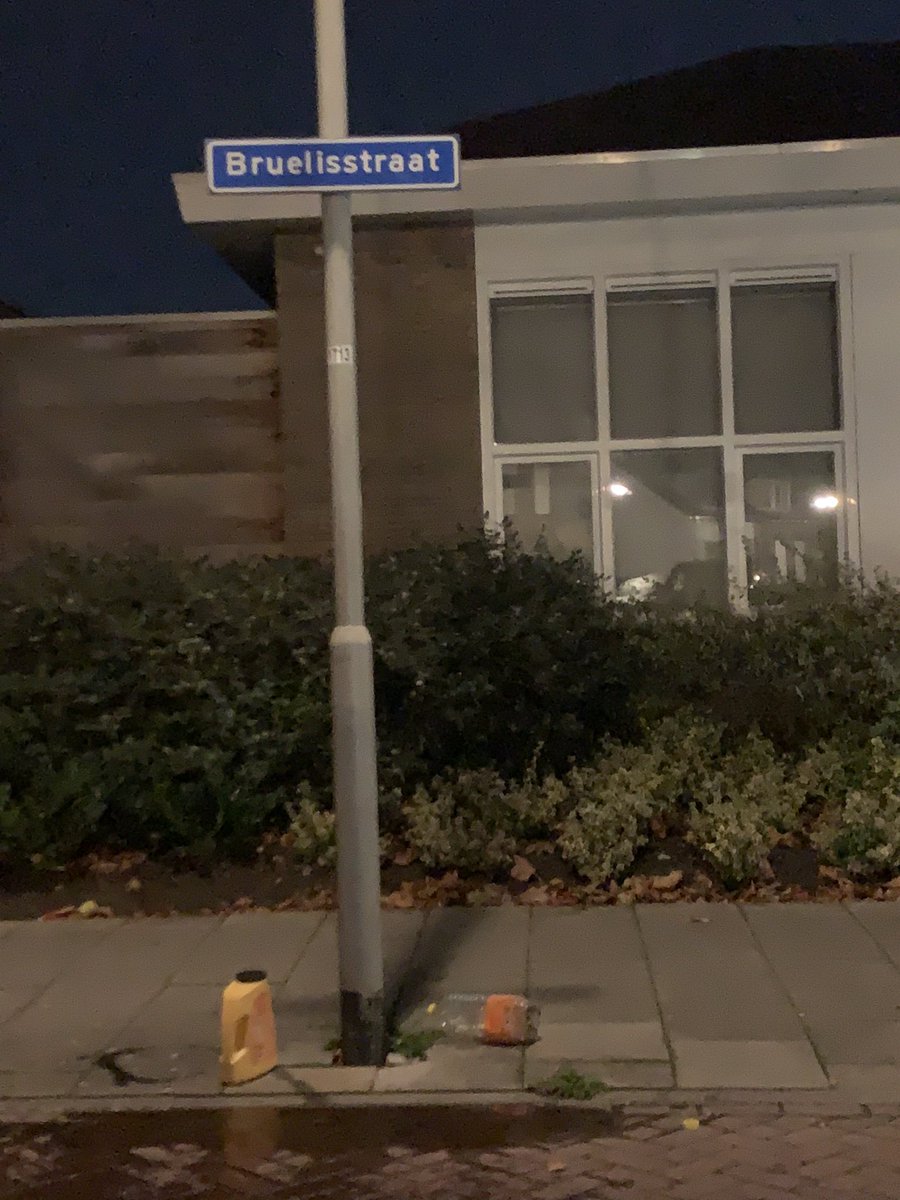 Er zijn er weer een paar lekker bezig geweest, wat een lol om een paar liter #zonnebloemolie over de weg te gooien. Levensgevaarlijk glad nu. <a href="/Gem_Kapelle/">Gemeente Kapelle</a> <a href="/politiekapelle/">Politie Kapelle</a> <a href="/112zeeland/">112zeeland.nl</a>