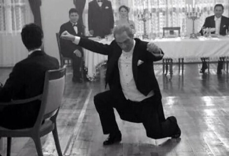 "Bir Türk sadece zeybek oynarken diz çöker."