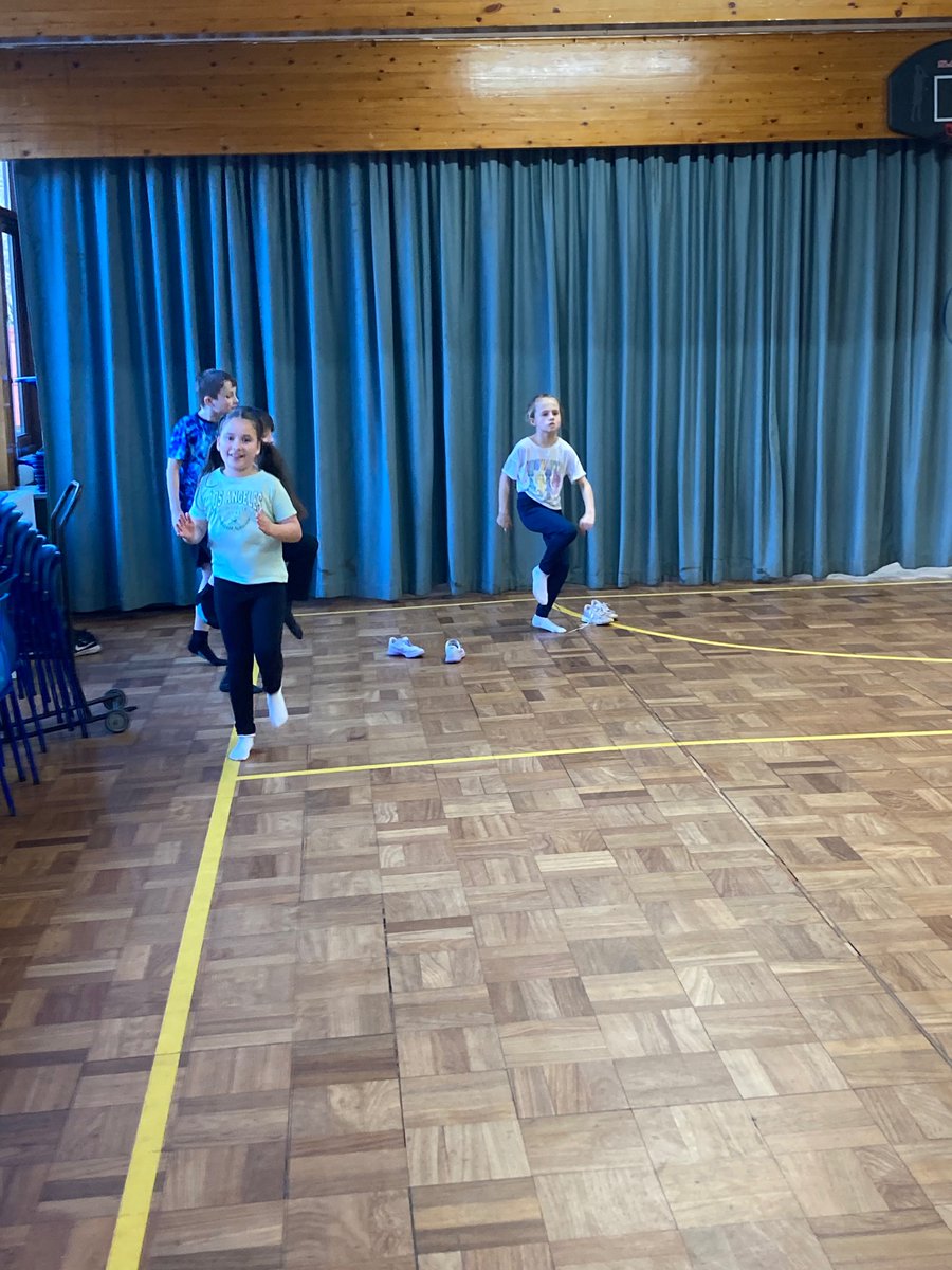 MrsLiddle_LPS's tweet photo. Primary 5 were working on improving their fitness today. Maybe you could try this circuit at home! https://t.co/DieJD1nnT7