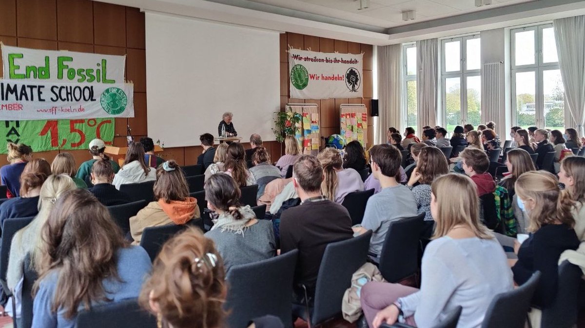 Die Public Climat School in Köln ist sehr gut besucht. Das freut uns!

Es zeigt: die Nachfrage nach #Klimabildung ist da und das Bewusstsein, dass wir dringend umfangreich handeln müssen auch!
#Klimakrise #COP27